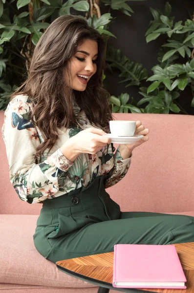 Hermosa mujer pasando tiempo en la cafetería . — Foto de Stock