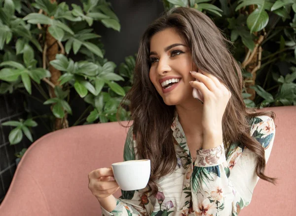 Jonge modieuze vrouw praten op mobiele telefoon. — Stockfoto