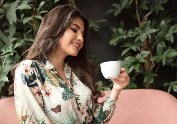 Mooie vrouw tijd doorbrengen in cafetaria. — Stockfoto