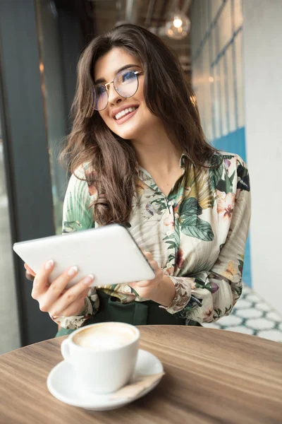 Beautiful woman using ebook reader in a cafe. — Stock Photo, Image