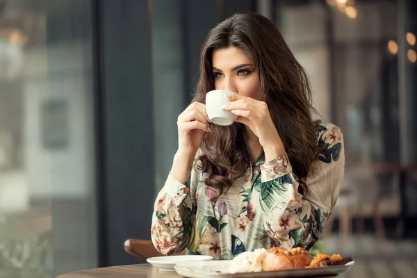 Retrato de una mujer en la cafetería durante el desayuno . — Foto de Stock