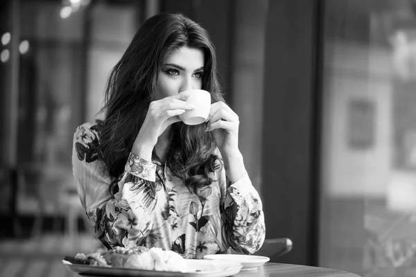 Portrét ženy v kavárně při snídani. — Stock fotografie