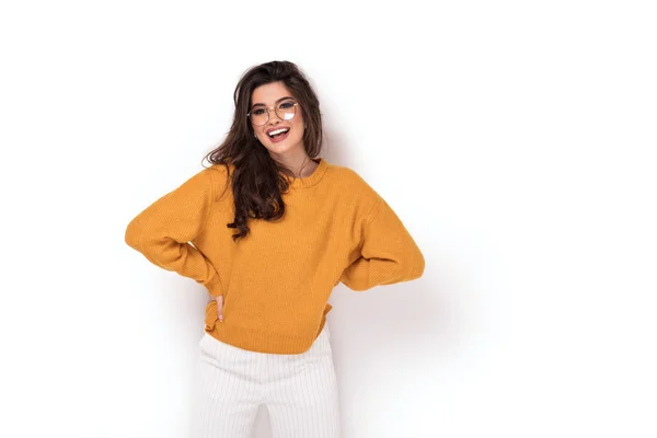 Retrato de niña feliz sonriente sobre fondo blanco . —  Fotos de Stock