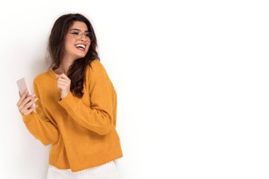 Beyaz arka plan üzerinde gülümseyen mutlu kız Portresi.