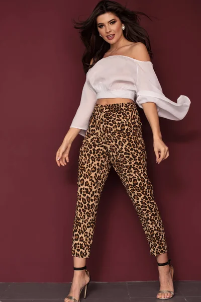 seksi esmer kadın stüdyoda poz.