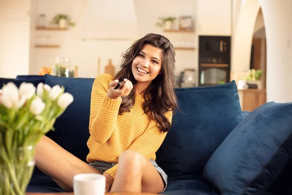 Lächelndes Mädchen vor dem Fernseher zu Hause. — Stockfoto