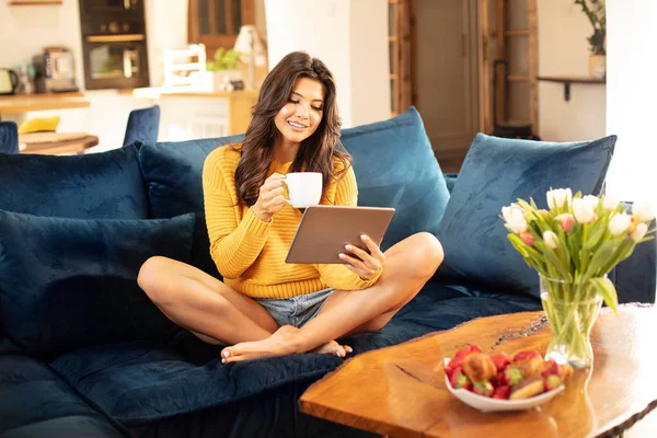 Chica joven usando la tableta en casa . — Foto de Stock