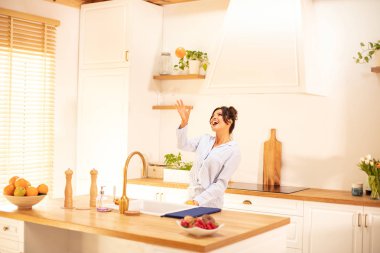 Sevimli kadın portakal suyu yapıyor.