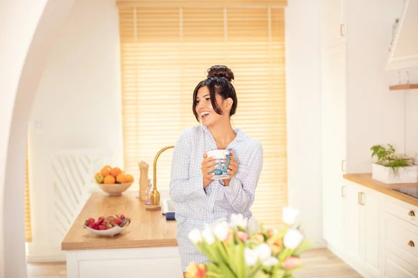 Mulher bebendo café em casa, relaxante . — Fotografia de Stock