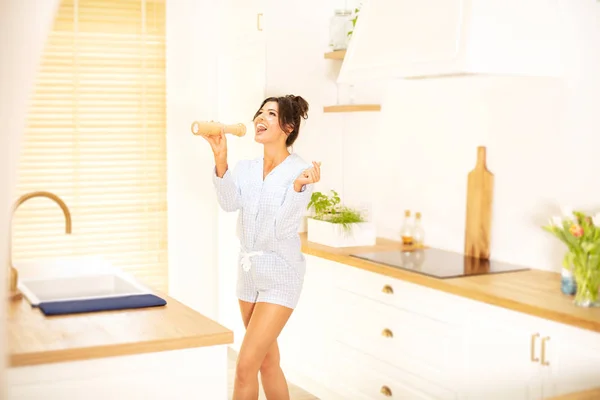 Sorrindo menina dançando na cozinha . — Fotografia de Stock