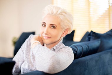 Doğal orta yaşlı kadın portresi.