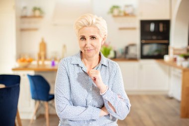 Orta yaş ev hanımı poz.