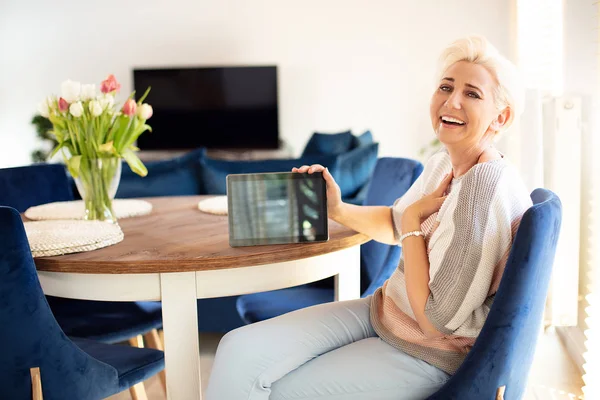 Mooie middelbare leeftijd vrouw met behulp van Tablet. — Stockfoto