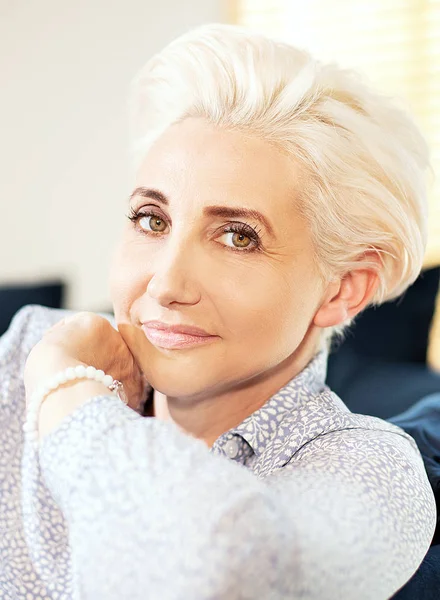 Portret van natuurlijke middelbare leeftijd vrouw. — Stockfoto