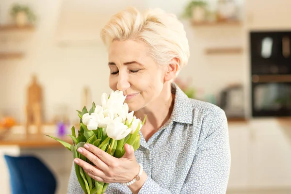 Mulher de meia idade segurando buquê de tulipas . — Fotografia de Stock