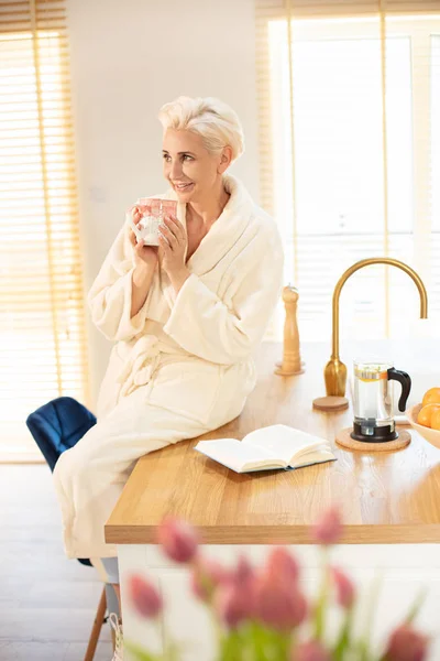 Leende kvinna avkopplande med kaffe. — Stockfoto