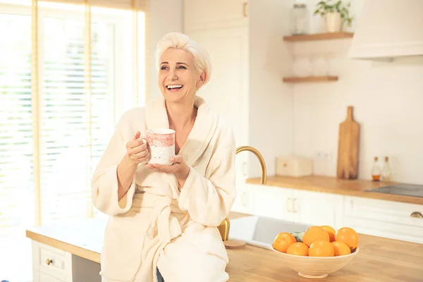 Lächelnde Frau entspannt sich bei Kaffee. — Stockfoto