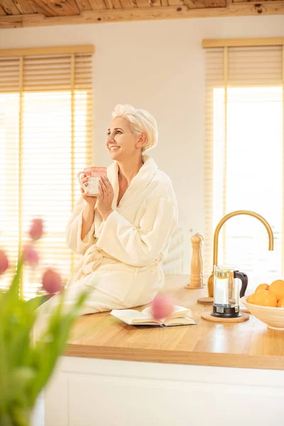 Mulher sorridente relaxante com café . — Fotografia de Stock