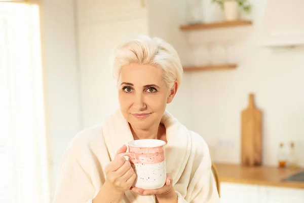 Lächelnde Frau entspannt sich bei Kaffee. — Stockfoto