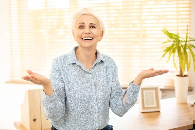 Yaratıcı ofiste çalışan güzel kadın.