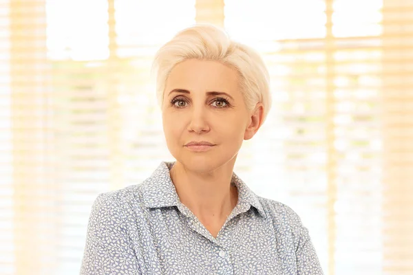 Mooie middel leeftijd vrouw portret. — Stockfoto