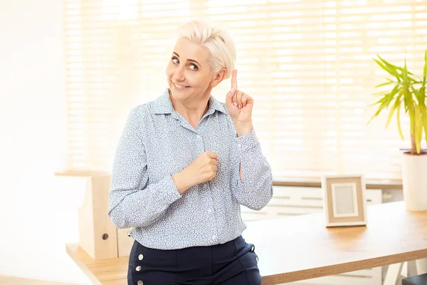 Mulher bonita trabalhando no escritório criativo . — Fotografia de Stock