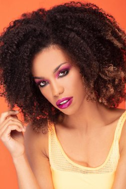 Glamour makyaj afro kız Güzellik portresi.