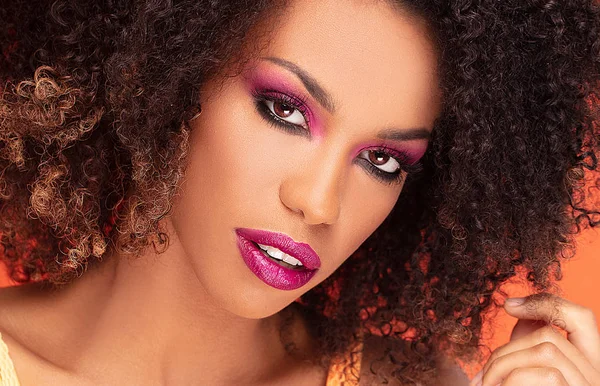 Schoonheid portret van Afro meisje in Glamour make-up. — Stockfoto