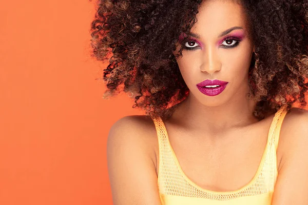 Retrato de belleza de afro chica en glamour maquillaje . —  Fotos de Stock