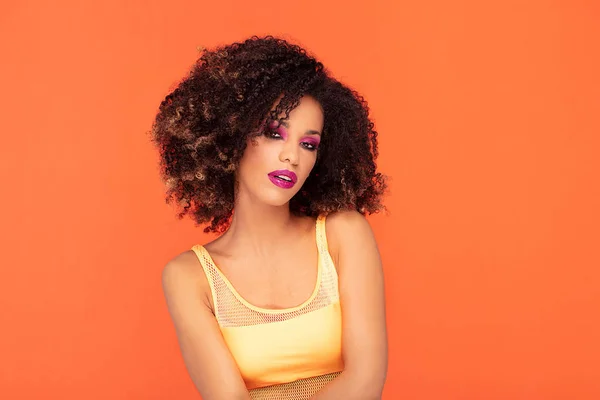 Retrato de belleza de afro chica en glamour maquillaje . — Foto de Stock