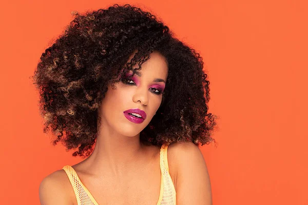 Retrato de belleza de afro chica en glamour maquillaje . —  Fotos de Stock