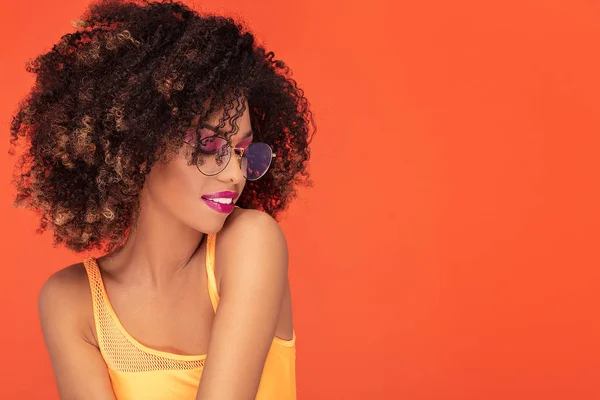 Portrait de beauté de fille afro dans des lunettes à la mode . — Photo