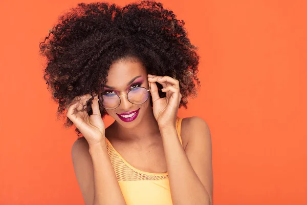Retrato de beleza da menina afro em óculos da moda . — Fotografia de Stock