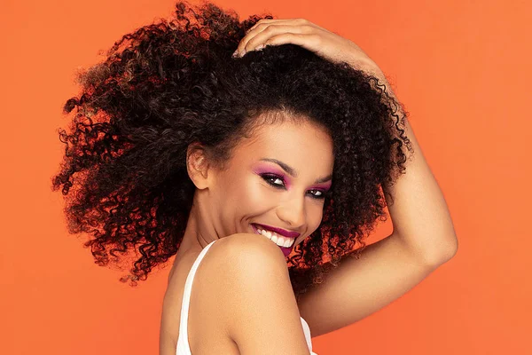 Feliz afro chica en glamour maquillaje . —  Fotos de Stock