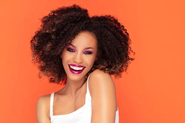 Lycklig afro flicka i glamour makeup. — Stockfoto