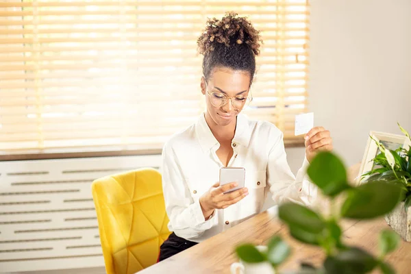 Afro mulher que trabalha no escritório . — Fotografia de Stock