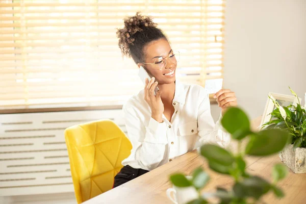 Afro vrouw werkt op kantoor. — Stockfoto