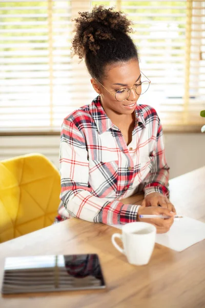 Afro mujer trabajando en la oficina . — Foto de Stock