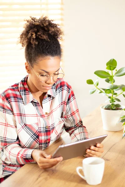 Afro vrouw werkt op kantoor. — Stockfoto