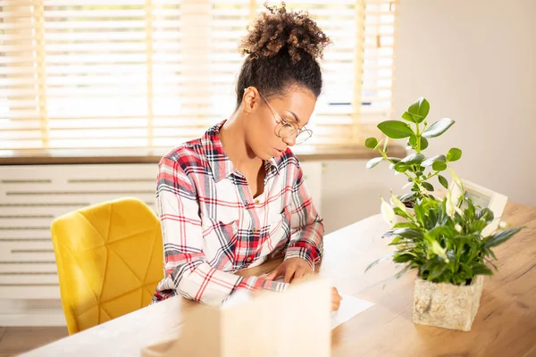 Afro vrouw werkt op kantoor. — Stockfoto