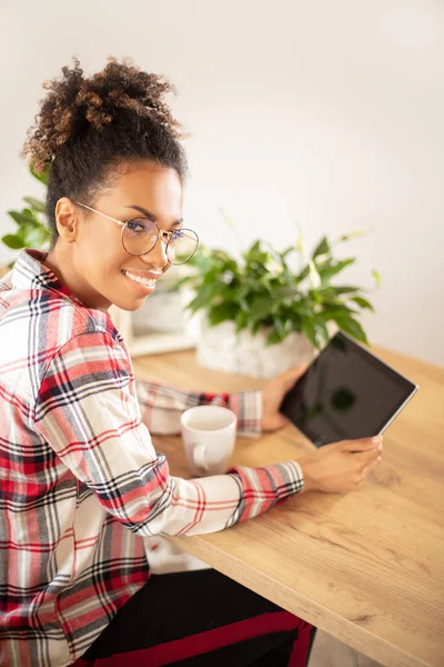 Afro vrouw werkt op kantoor. — Stockfoto