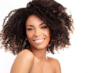 Afro kadının güzellik portresi.
