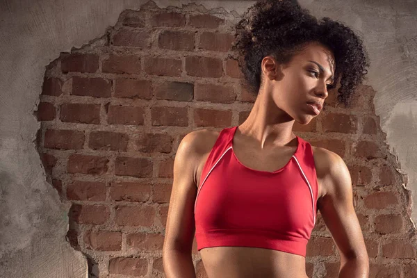 Afro donna dopo l'allenamento in palestra . — Foto Stock