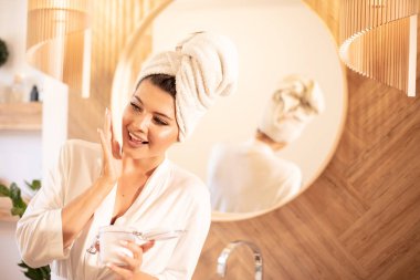 Banyoda genç güzel kadın.