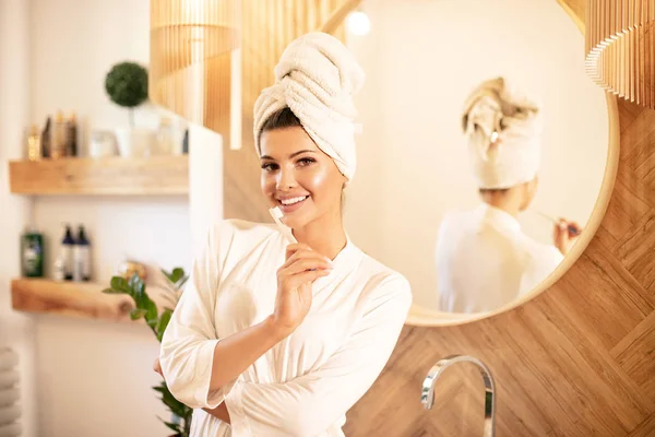 Jovem bela mulher no banheiro . — Fotografia de Stock