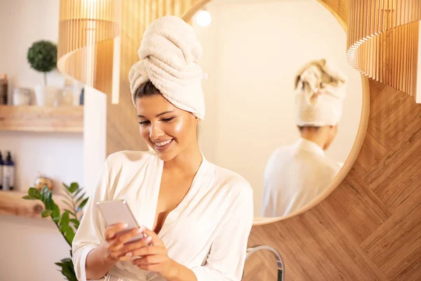 Jonge mooie vrouw in de badkamer. — Stockfoto