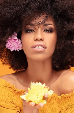 Taze çiçekler ile Güzellik afro kadın.