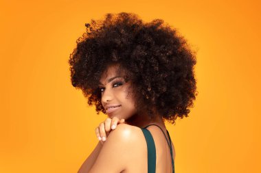 Glamour makyaj ile Güzellik afro kadın.