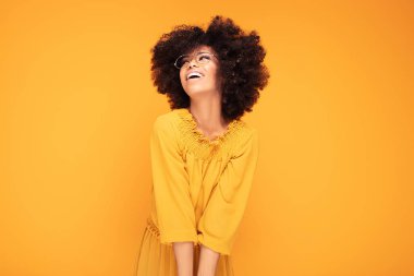 Güzel gülümseme ile Mutlu afro kadın.