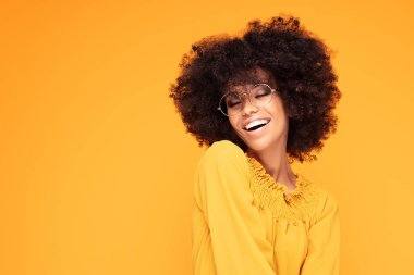 Güzel gülümseme ile Mutlu afro kadın.